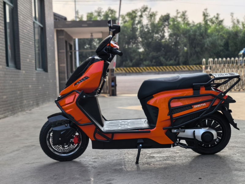 ZP24S sport-format e-scooter — 2000-3000W mid-power, urban courier and commute.
